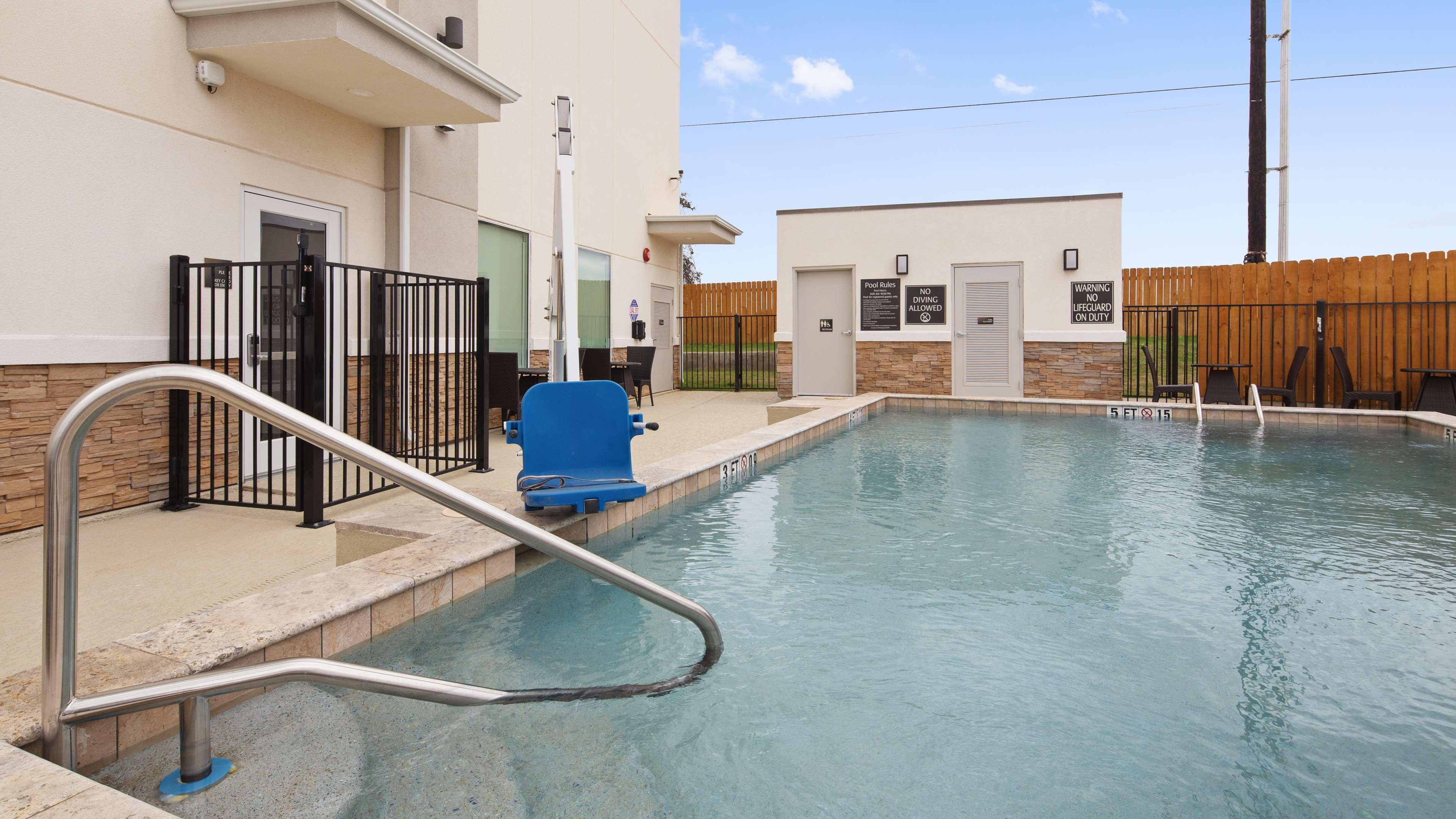 Best Western Green Oaks Inn La Vernia Экстерьер фото